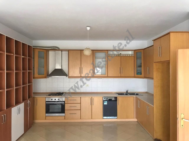 Apartament 2+1 me qira ne rrugen Hasan Alla ne Tirane.
Apartamenti pozoicionohet ne katin e 4 te nj